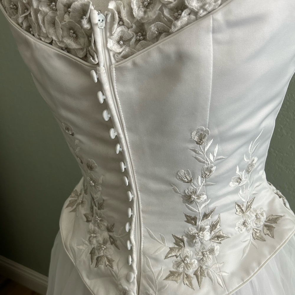 Vintage White Floral Gown - Picture 10 of 12